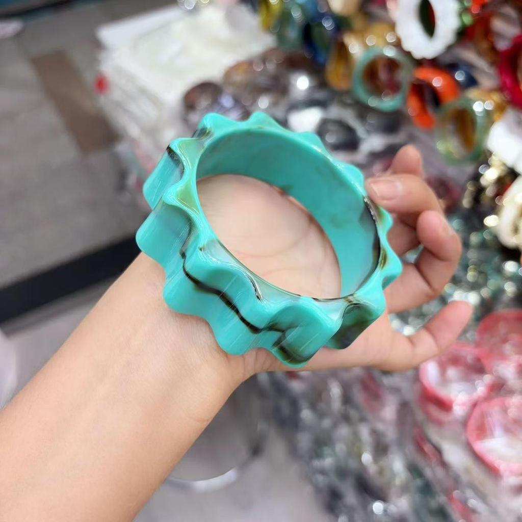 Acrylic Gradient Wave Wide Bracelet - Luxurious, High-End, Fashionable & Versatile Bracelet.