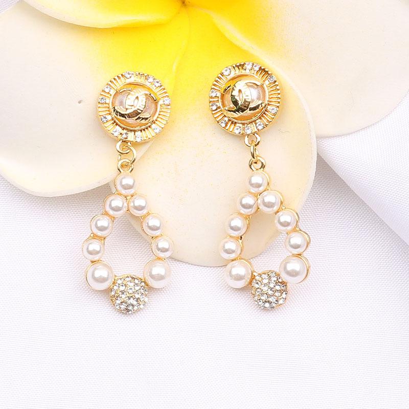 

Буквенный ремешок Овальные жемчужные и бриллиантовые серьги