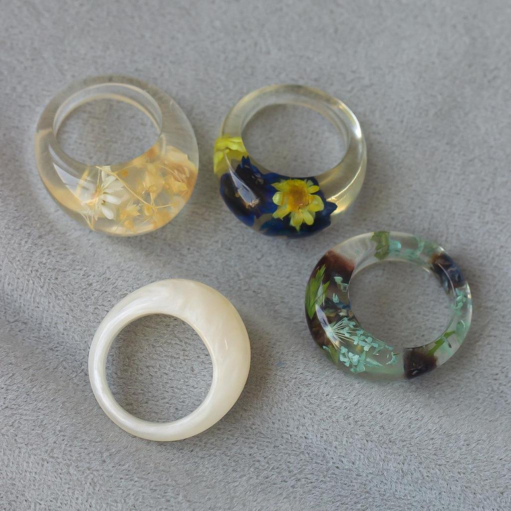 Transparent Resin Ring with Dried Flowers: Elegant, Versatile, European and American Fashion Design