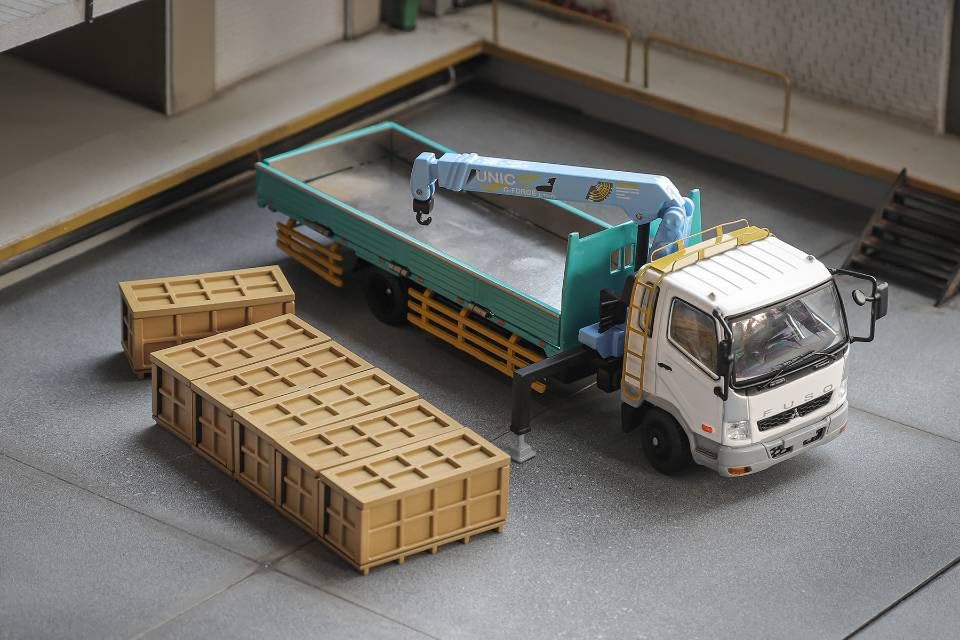 Gaincorp Products 1/64 Mitsubishi Fuso Fighter (1024) with Crane, White/Green (Includes Wooden Box), Finished Model, KS082-488