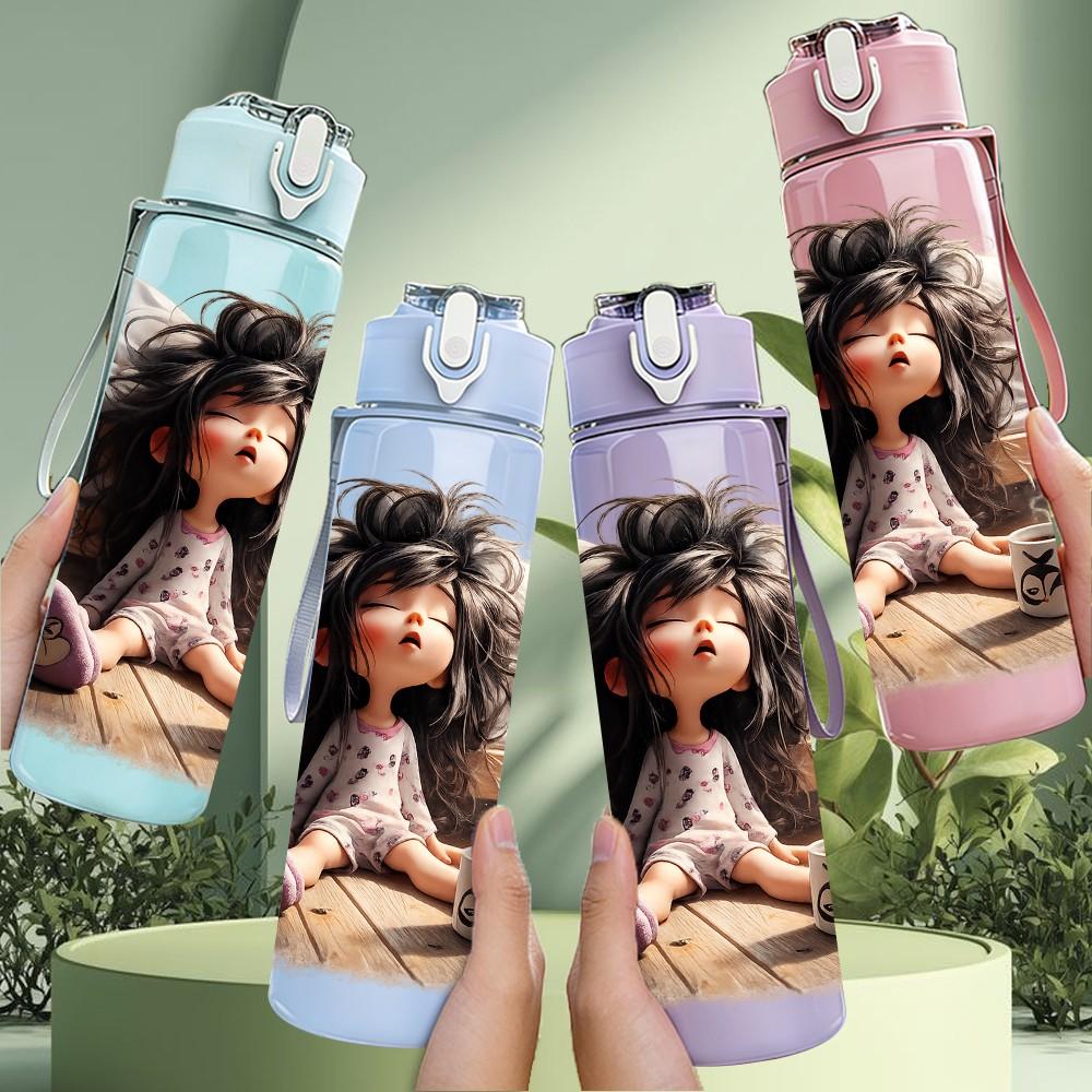1PC Doll Toy Girl Soft Cartoon Print 750ml Color Plastic Sports Water Bottle Leakproof Flip Straw Lid Suitable for Sports Office Home Use