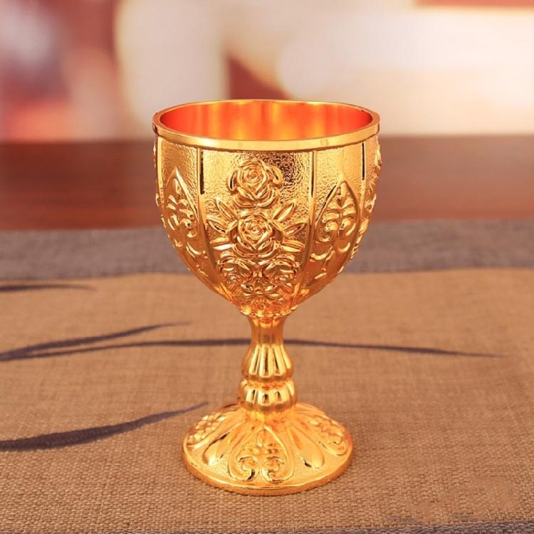 Artistic Zinc Alloy Alcohols Glass With Luxurious Embossed Detailing Retro Art Wine Glass For Wine Tasting Event