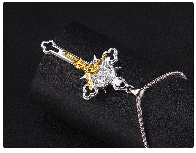 Goldener Kreuzanhänger