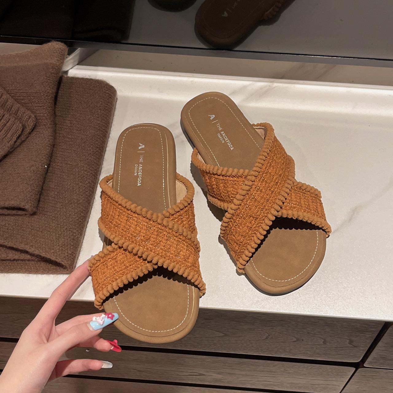 2025 summer new Internet celebrity retro fairy style slippers female wear flat bottom one word sandals versatile ins super fire 35 коричневый 3198₽