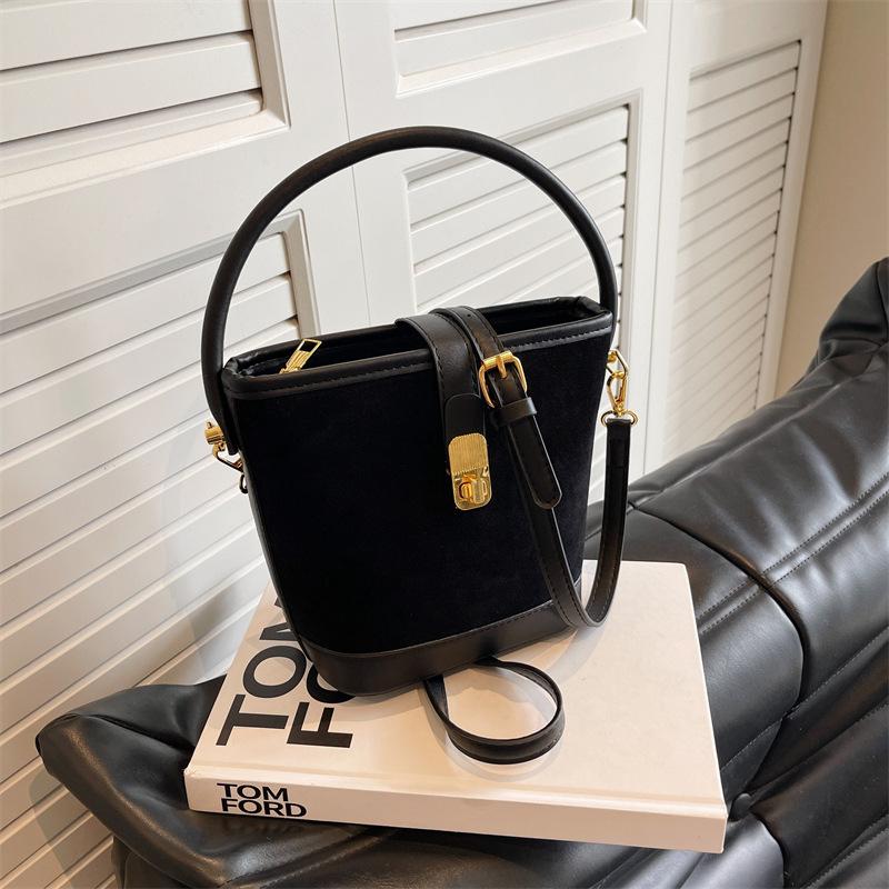 Модная и ретро-кроссбоди и ручная сумка-ведро для женщин на осень чёрный