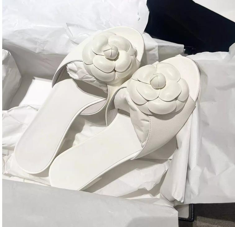 

Leather small fragrant wind camellia slippers women wear summer new fairy wind flat bottom beach half tray sandals 40 белый