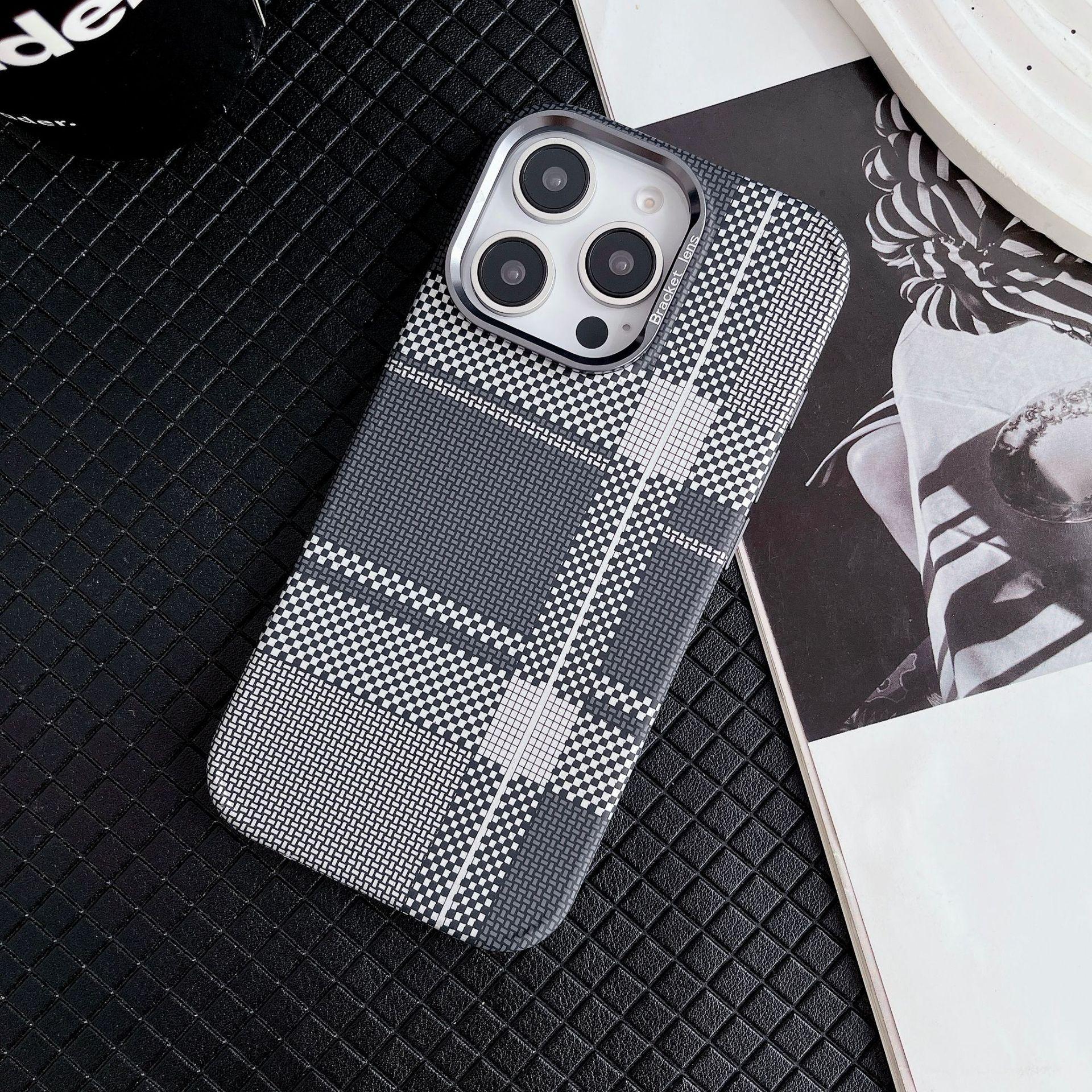 

Применимо к Apple 16ProMax Чехол для телефона с магнитной присоской с рисунком из углеродного волокна IPhone 15 Защитный чехол с кронштейном для объектива против падения iPhone16