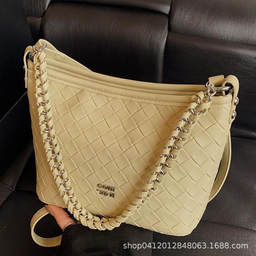 Korean fashion niche simple shoulder portable commuter small bag women 2025 new woven messenger bag stray bag