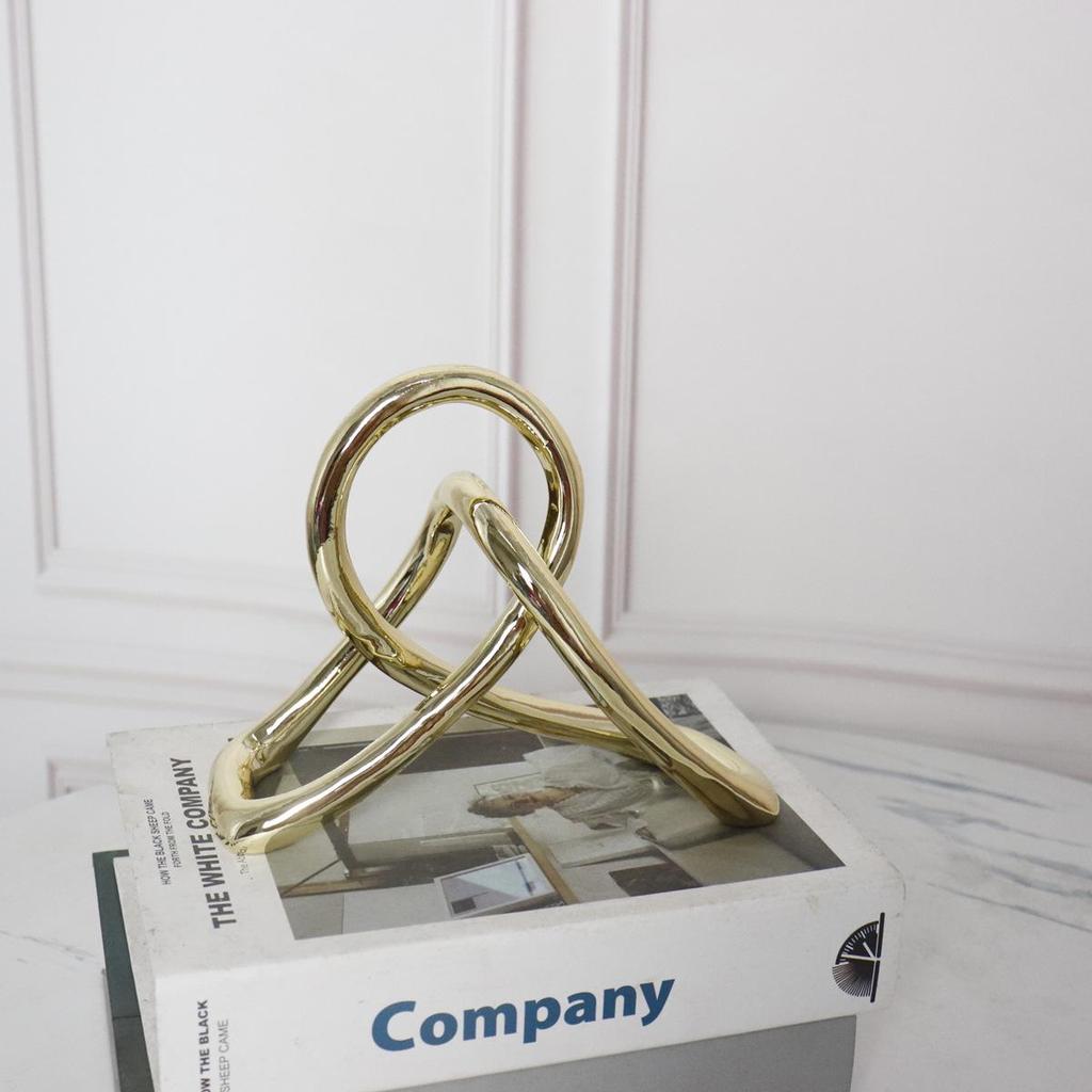 Geometric Resin Knot Ornament for Modern Office or Study Decor