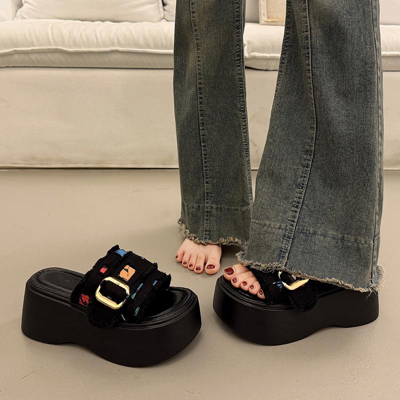 Cool slippers women's skirt thick bottom high sense with summer 2025 new wear fashion small height increase one-word drag