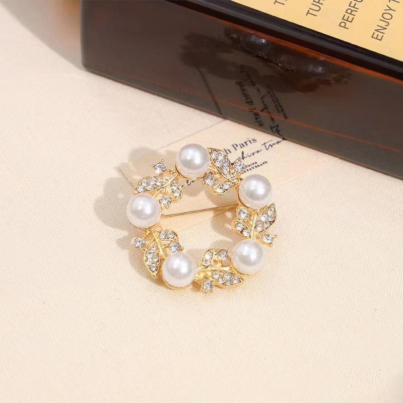 Exquisite Style Imitation Pearl Diamond Interwoven Flower Wreath Brooch Lights Up Fashionable Outfits Showing Noble Temperament