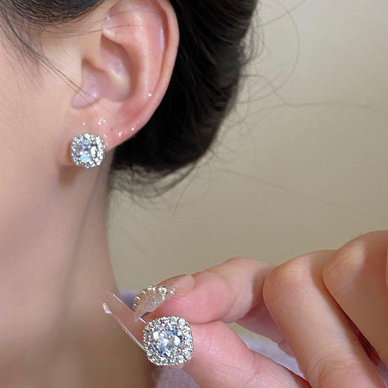 

Блестящие квадратные серьги-пусеты с цирконом, женские уникальные серьги, новинка 2024, самые продаваемые, изысканные хрустальные подвески, украшение Square drill big drill earring-s925 Silver Needle