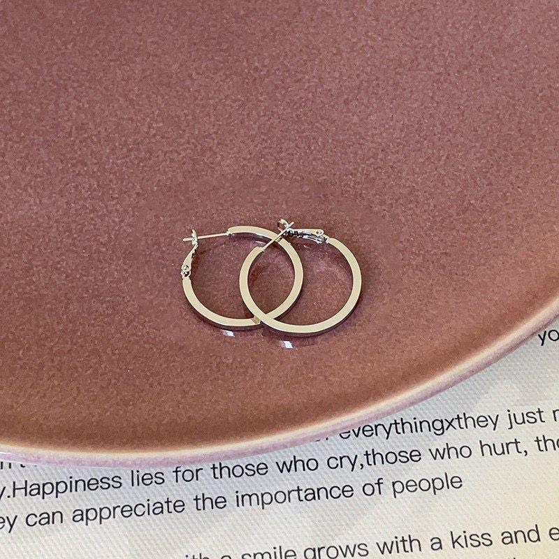 

Серьги Института Молодых Взрослых 2025 Новый Стиль Серебряный Зажим для Ушей Простой Браслет Весенне-Летние Нарядные Серьги Кольцо/Серьги-Пусеты Серьги-Кольца 3cm oblate earring