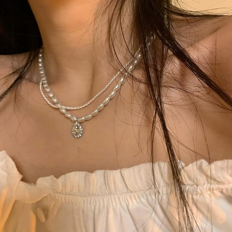 Elegant Silver Pearl Necklace: High-End Design for Women - Versatile and Chic Clavicle Accessory.
