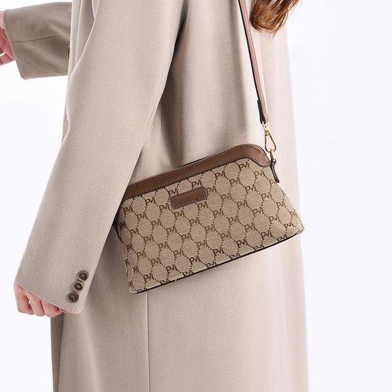 Bag lady 2025 autumn and winter new messenger bag middle-aged mother retro trendy lightweight versatile high-end shoulder bag