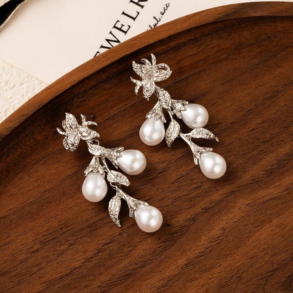 High-End Silver Needle French Pearl Flower Drop Earrings with Fashionable Leaf Design