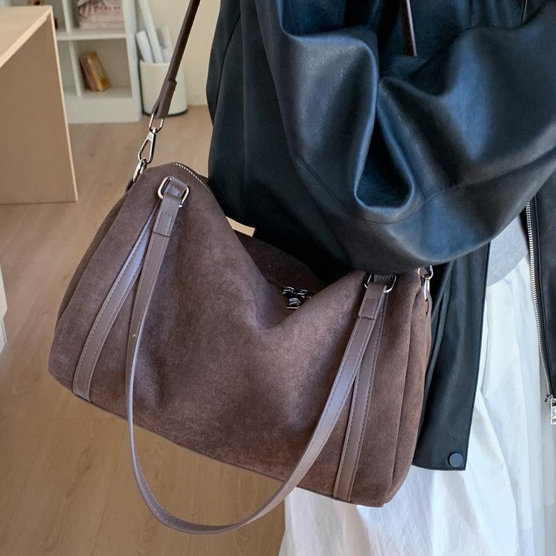 Women's matte retro shoulder messenger bag, new large-capacity tote bag, new work commuter armpit bag