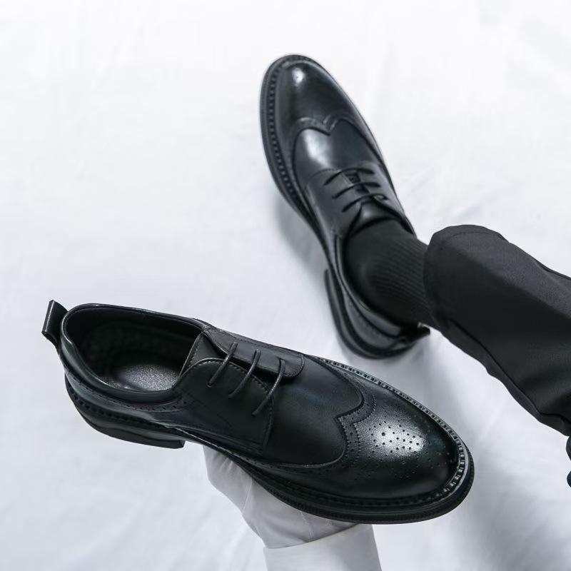 Fashion Spring Autumn New Designer Dress Shoes for Men Fashion Casual Solid Color Leather Shoes Male Lace Hallow Brogue Shoe Man
