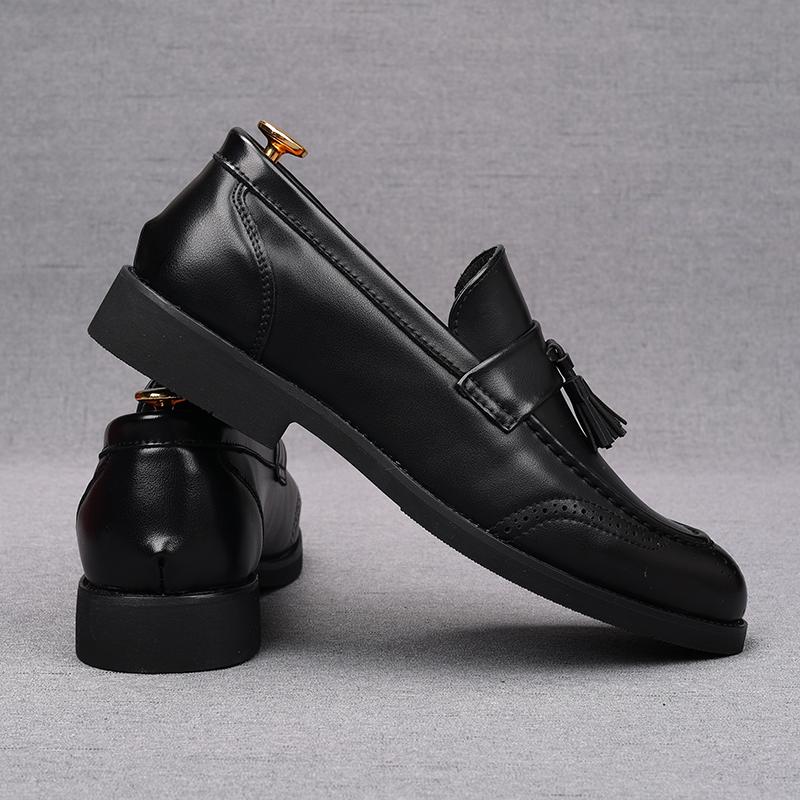 Fashion Fashion New Black Men's Pointed Patented Leather Tassels Flats Slip On Shoes Designer Male Homecoming Wedding Dress Footwear