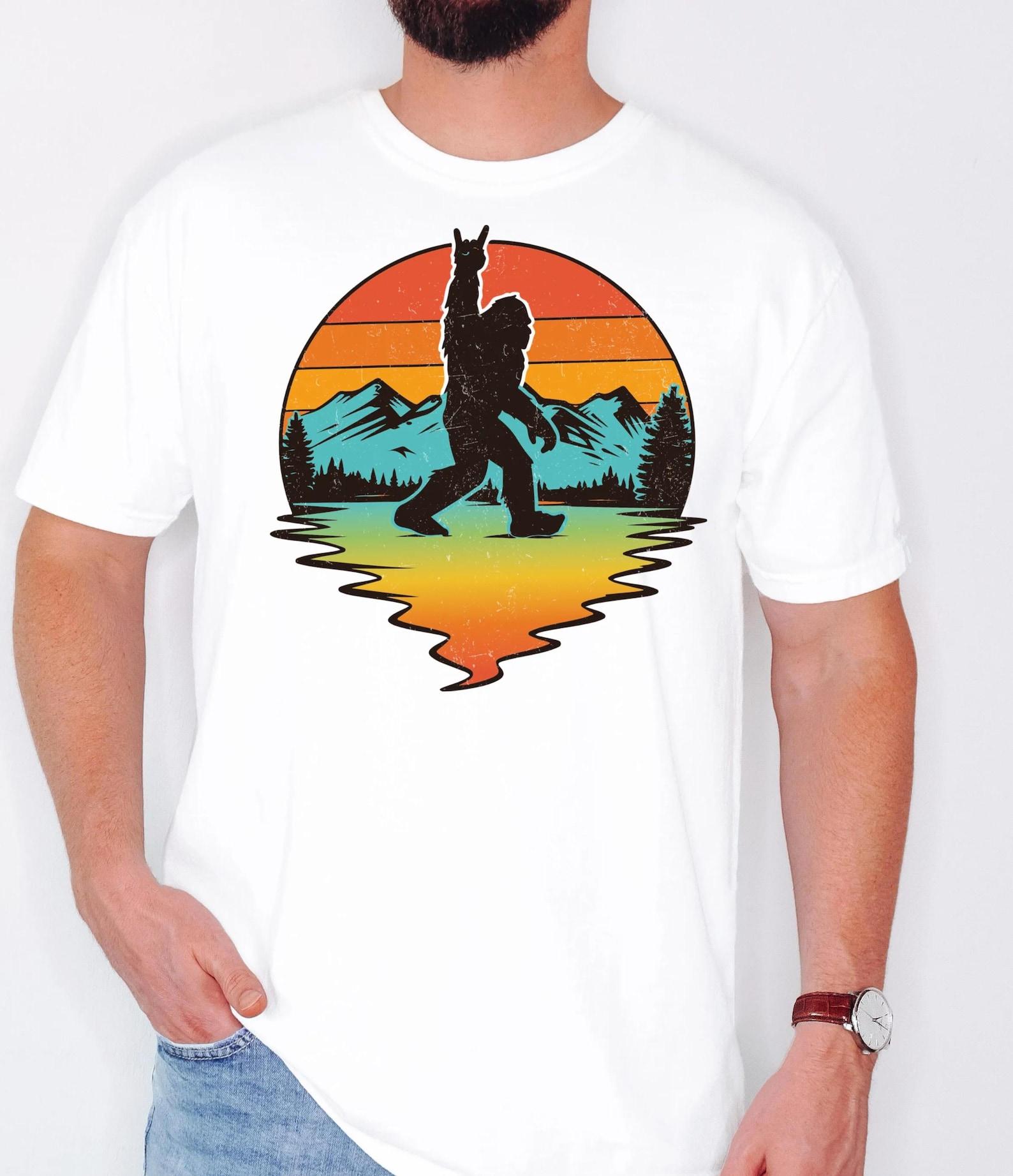 Bigfoot Rock N Roll Shirt, Country Music T-shirt, Big Foot Sunset Tee, Camping Sweatshirt, Vintage Funny Bigfoot Crewneck, Adventure Shirt S разноцветный