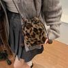 Herbst- und Winter-Plüsch-Handytasche mit Leopardenmuster, neue niedliche Kordelzug-Schultertasche, Eimer-Umhängetasche