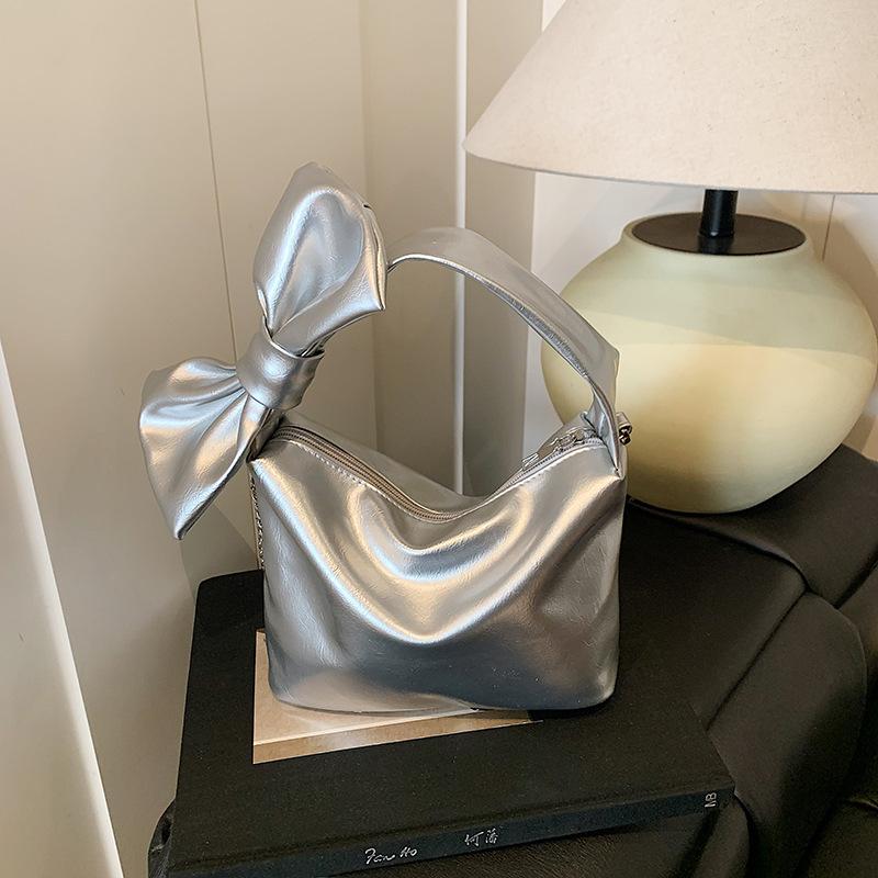 

Сумка большой вместимости женская 2025 новая простая и универсальная сумка через плечо, популярная текстурная сумка-ведро для通勤 в этом году