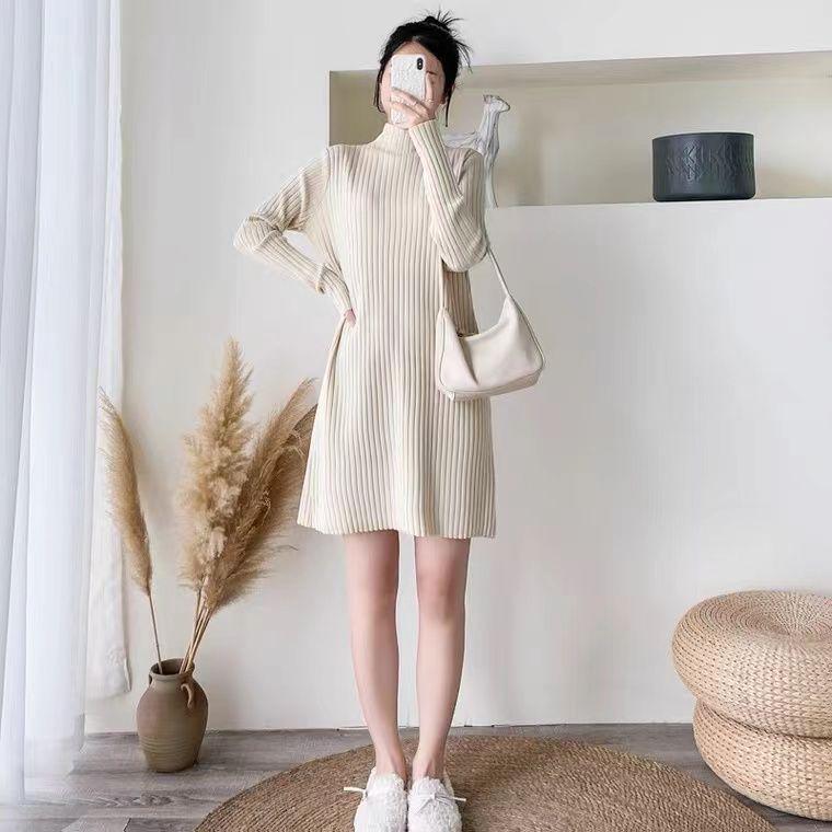 Damen Strickpulloverkleid mit hohem Kragen, mittellang - Herbst/Winter 2025 Kollektion