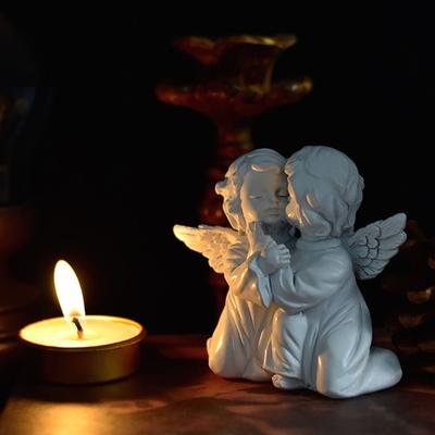 Commemorare Realistico Carino Appoggiato Sulle Ginocchia Bacio Appoggiato Sulle Ginocchia Angelo Statua Figura Angelo Statua