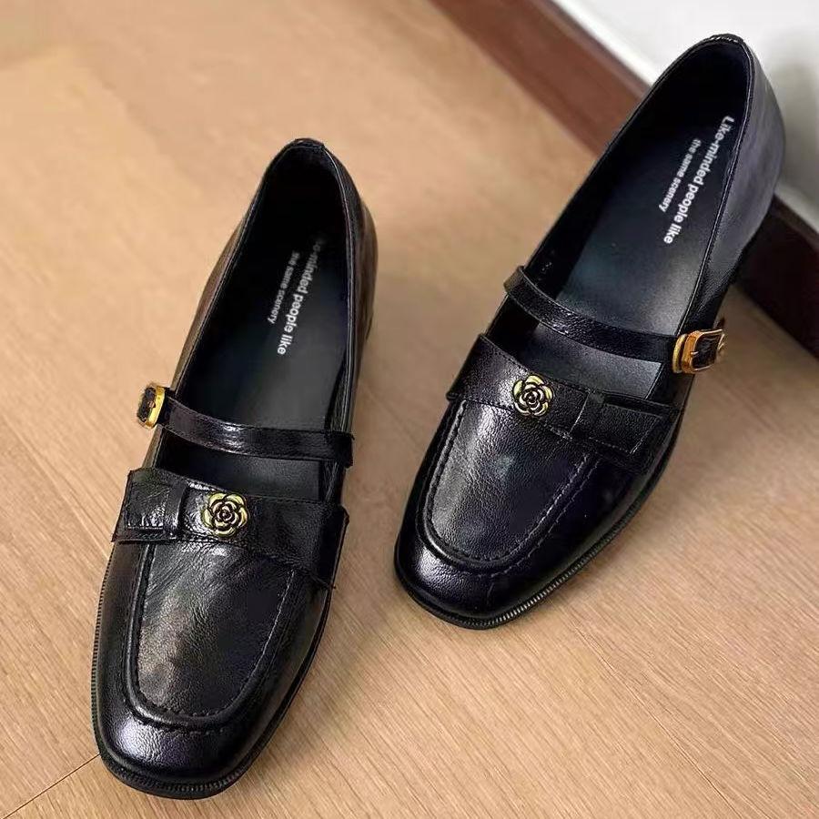 Flat-bottomed commuter single shoes women's 2025 new retro camellia one-word buckle with thick heels leather shoes French Mary Jane shoes