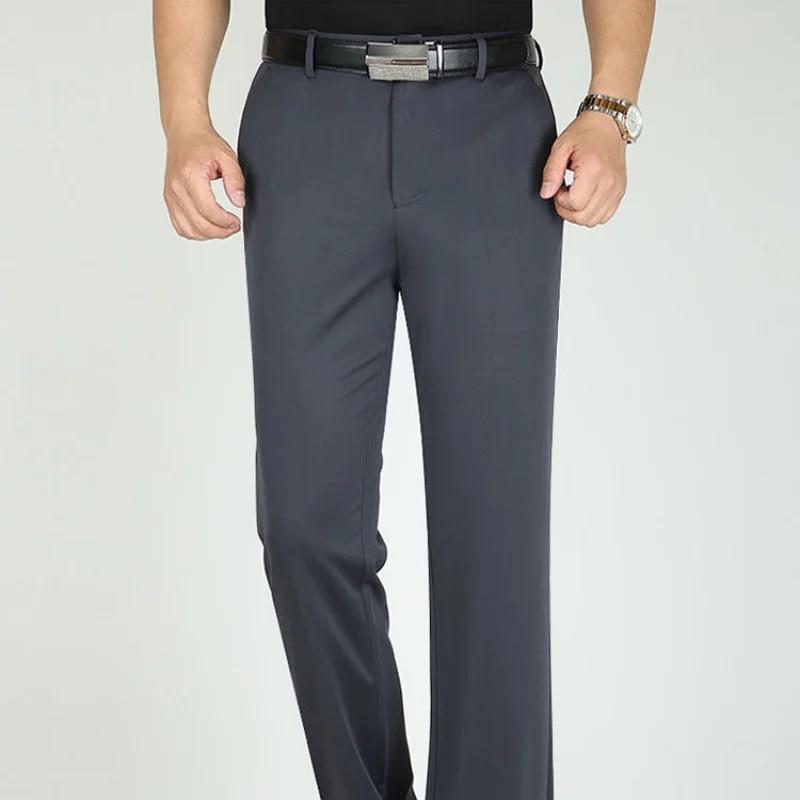 Bărbați subțiri de vârstă mijlocie, pantaloni de costum eleganti, ocazional, îmbrăcăminte de stradă, pantaloni largi, largi, drepti