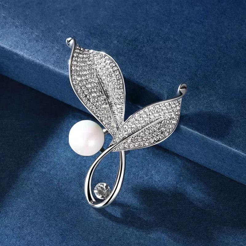 2025 New Mary Brooch Female Pearl High-end Delicate Brooch Anti-light Suit Xiaoxiangfeng Pin Accessories
