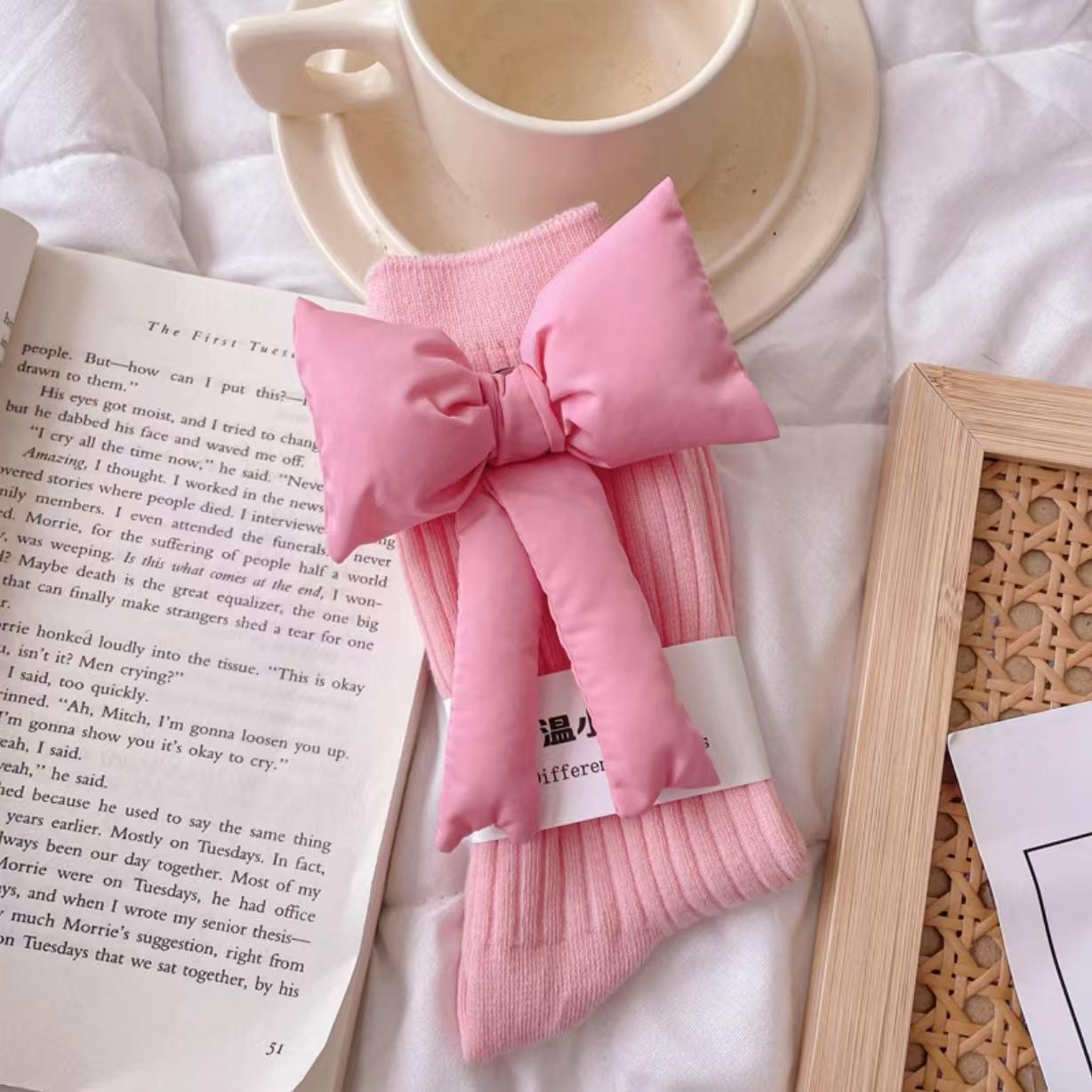 

The new detachable three-dimensional cotton-filled large bow stacks socks tide design sense trend women s socks 35-40