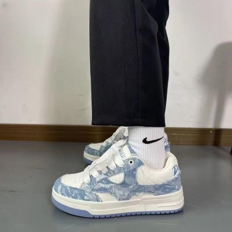 Nischen-Brot-Schuhe Damen College-Stil dicke Sohle erhöhend weiße Schuhe Frühling Originaldesign Board-Schuhe