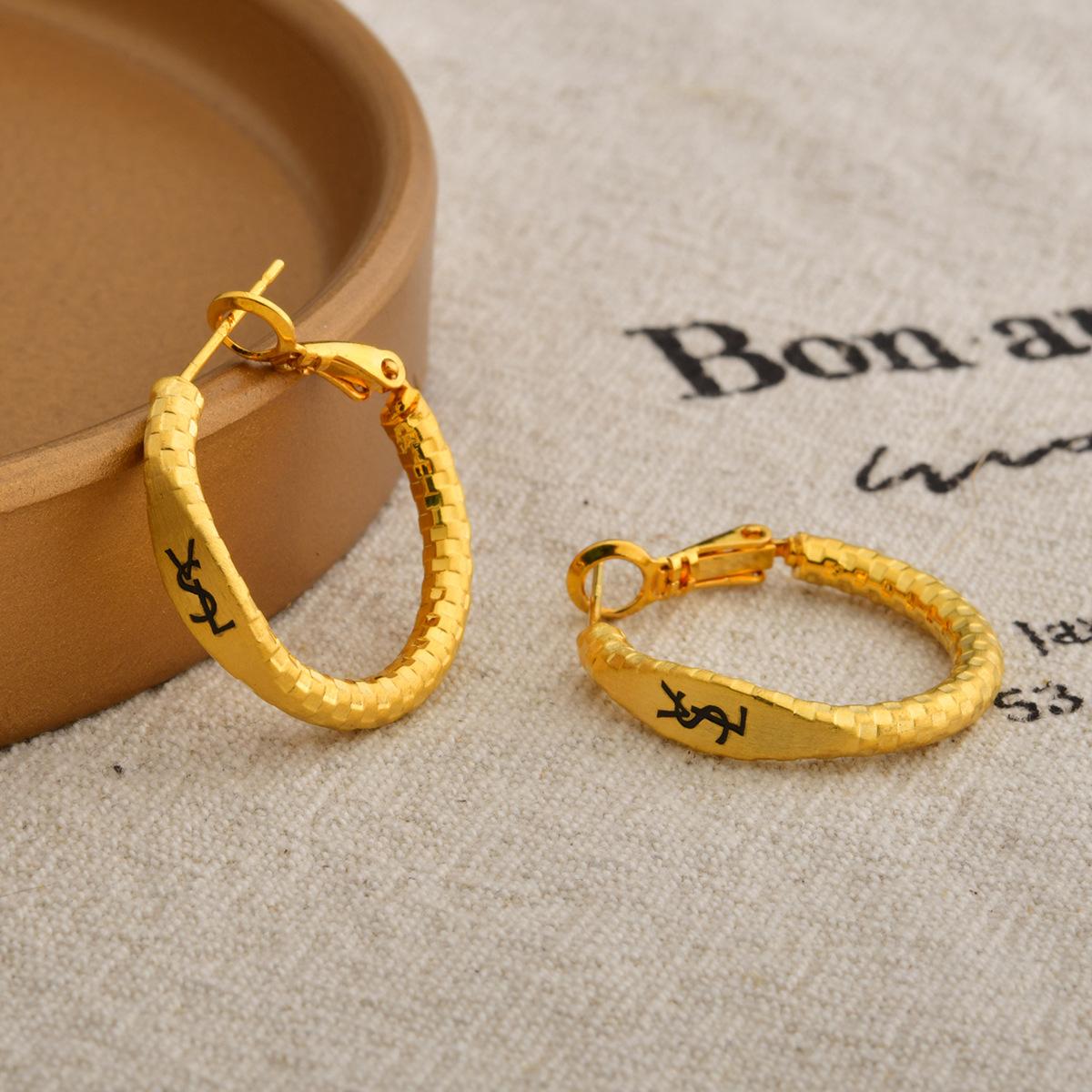 

Минималистичные серьги-кольца с буквами, матовые золотые серьги-хагги, ретро простые серьги, дизайнерские украшения