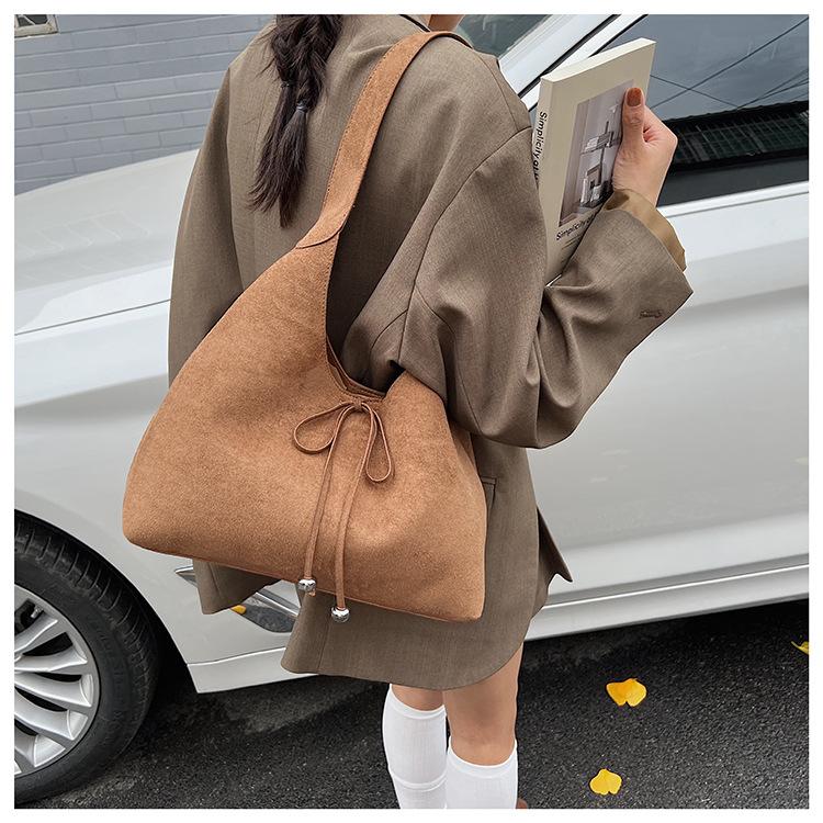 Suede bag women's large-capacity new autumn and winter casual shoulder armpit bag commuter dumpling bag