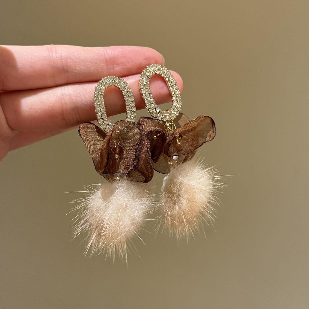 Boucles d'oreilles simples haut de gamme pour femmes automne/hiver 2025: Design polyvalent avec le système de couleur Maillard