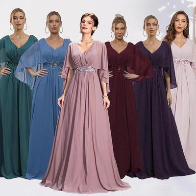 Elegant V-ringad paljettförsedd aftonklänning med trumpetärmar och broderad applikation