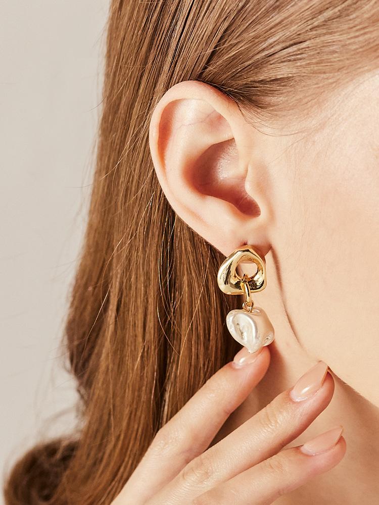 Sosoo Baroque Pearl Bold Earrings