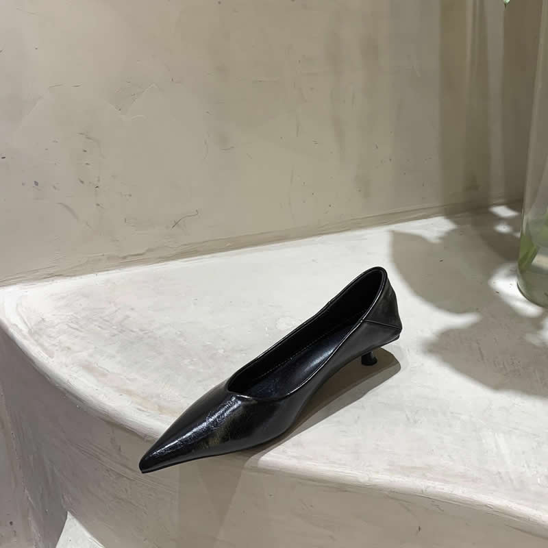 2025 Nové dámské mokasíny s špičatou špičkou, lodičky s nízkým podpatkem, společenské boty stříbrné, pracovní boty do kanceláře pro ženy, černé, jaro, podzim