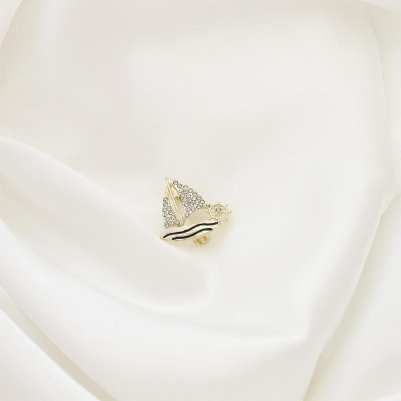 

Премиальный сенсорный легкий роскошный маленький брошь-парусник, темпераментный значок, булавка для гладкого плавания, пряжка против света, аксессуары для корсажа костюма