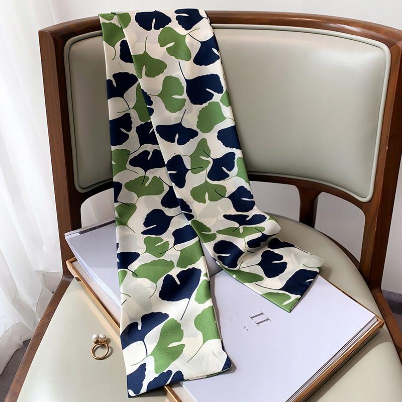 Women' printed scarf with magnetic fastening