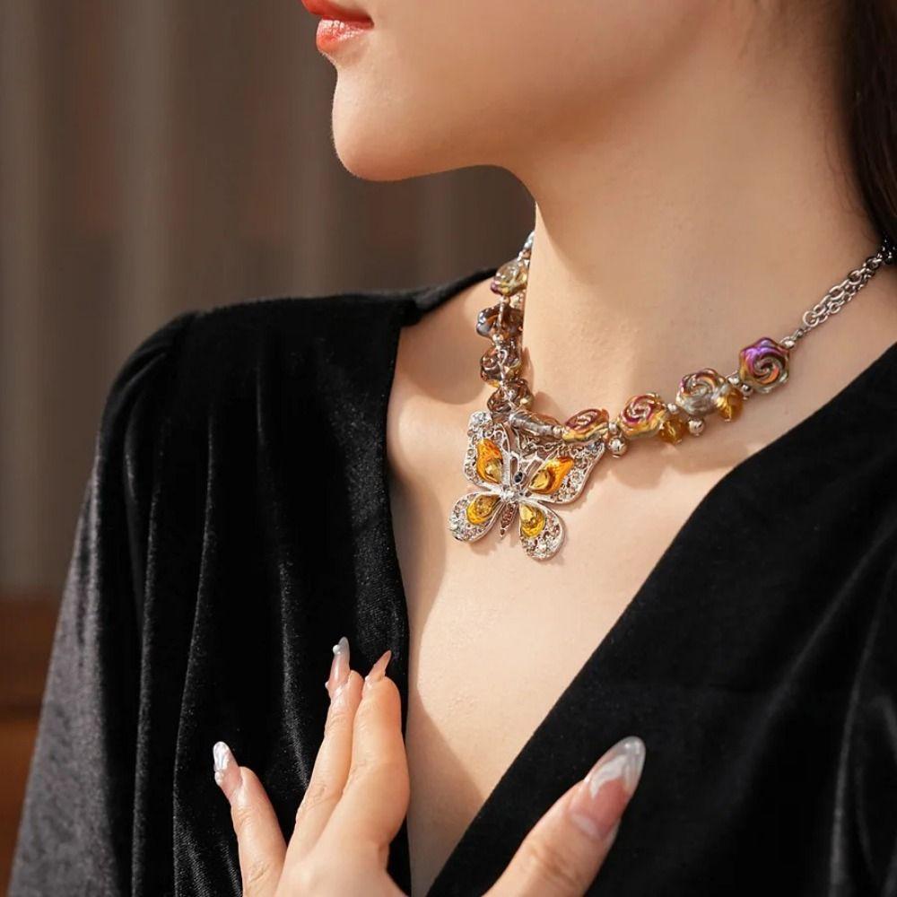 Vintage Butterfly Flower Pendant Necklaces Light Luxury Clavicle Chain Jewelry Accessories