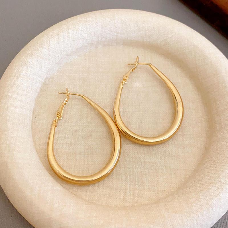 

Real gold electroplated silver needle oval U-shaped earrings cold wind personality exaggerated stud earrings women s niche design simple earrings