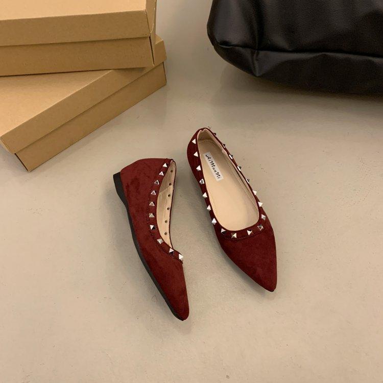 

French pointed inner height increase rivet single shoes women s 2025 spring and summer new shallow mouth soft sole red wedding shoes banquet ladyshoes 40 бордовий