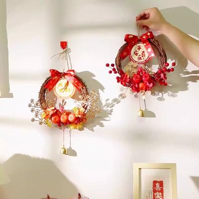 Traditioneller chinesischer Neujahrskranz Exquisiter Rattan-Haustürkranz mit Glocke Dekorativer künstlicher Blumenkranz Wand