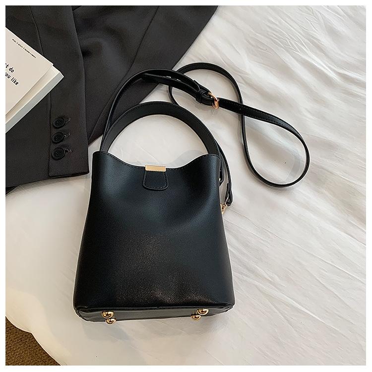 

2025 spring and summer retro commuter portable bucket bag niche casual oblique span shoulder bag fashionable and high-end small bag чёрный