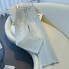 Jeans Feminino de Cintura Alta com Pernas Largas e Detalhe de Bordado Floral