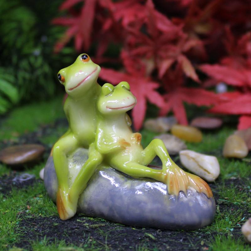 Niedliche Harz Paar Frosch Ornament Sitzend Auf Stein Design Für Heimschmuck