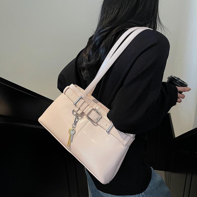 Retro Niche Locomotive Bag Women's New Trend Fashion Armpit Bag Large Capacity Portable Commuter Bag