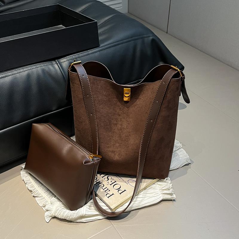

Autumn and winter bucket bag retro suede large-capacity tote bag women s new versatile single shoulder messenger mother and child bag [mother and child set]